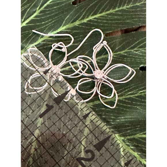 BOGO FREE UNIQUE SILVER FLORAL EARRINGS - Picture 5 of 7
